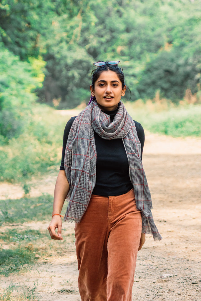 Grey with Maroon Checkered Yarn-Dyed Lambswool Unisex Woollen Scarf